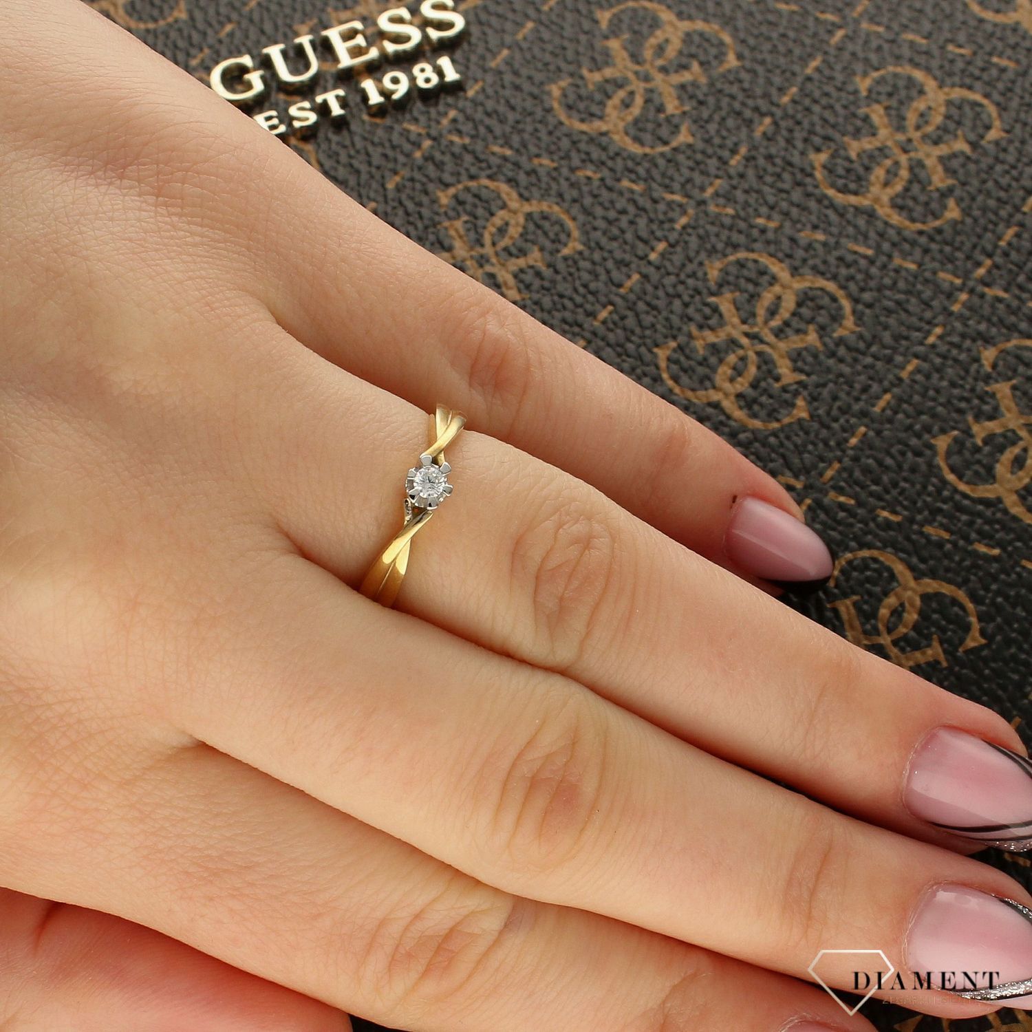 Złoty pierścionek z cyrkonią 'Przeplatane ramiona' PI 3565B 333.jpg